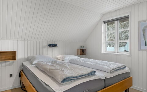 Lilo - 1Km from the Sea: Hout, Slaapkamer, Bed, Plafond, Interieur Ontwerp, Bed Frame, Verdieping, Laken, Bedding, Hardwood