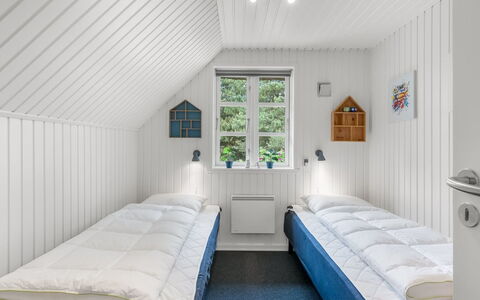 Lilo - 1Km from the Sea: Hout, Slaapkamer, Huis, Bed, Bedding, Laken, Bed Frame, Plafond, Slaapzaal, Hardwood