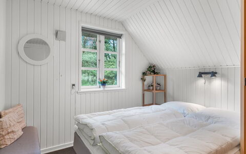 Lilo - 1Km from the Sea: Hout, Slaapkamer, Interieur Ontwerp, Bed, Verdieping, Plafond, Flooring, Laken, Bedding, Bed Frame