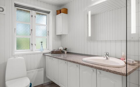 Lilo - 1Km from the Sea: Loodgieterswerkinrichting, Wastafel, Badkamer, Flooring, Kraan, Interieur Ontwerp, Verdieping, Wastafel In De Badkamer, Badkamerkast, Loodgieter
