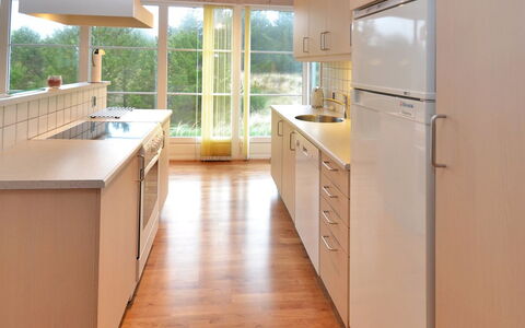 Juste - 2.2Km from the Sea: Keuken, Flooring, Countertop, Interieur Ontwerp, Verdieping, Hout, Cabinetry, Houten Vloer, Toestel Van De Keuken, Gootsteen