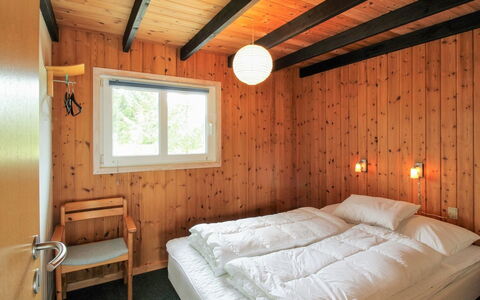 Juste - 2.2Km from the Sea: Hout, Slaapkamer, Bed, Interieur Ontwerp, Flooring, Verdieping, Laken, Plafond, Bedding, Bed Frame