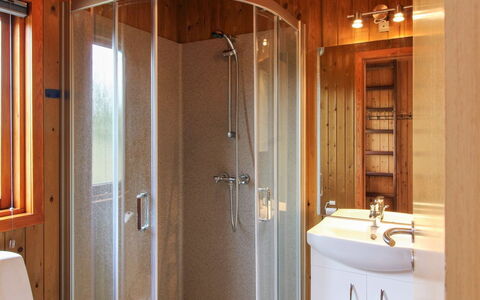 Juste - 2.2Km from the Sea: Muur, Loodgieterswerkinrichting, Hout, Flooring, Verdieping, Interieur Ontwerp, Badkamer, Wastafel In De Badkamer, Loodgieter, Kamer