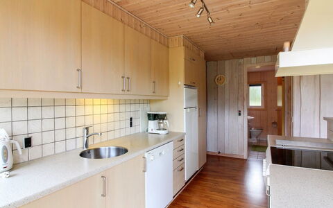 Juste - 2.2Km from the Sea: Keuken, Countertop, Flooring, Interieur Ontwerp, Verdieping, Hout, Wastafel, Toestel Van De Keuken, Loodgieterswerkinrichting, Cabinetry