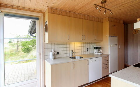 Juste - 2.2Km from the Sea: Hout, Keuken, Flooring, Verdieping, Countertop, Cabinetry, Interieur Ontwerp, Huis, Gootsteen, Beits