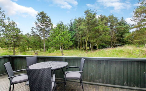 Juste - 2.2Km from the Sea: Buitenmeubels, Tuin, Dek, Hek, Hardwood, Landscaping, Stoel, Schaduw, Buitentafel, Werf