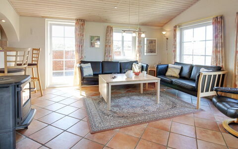 Karlina - 100M from the Sea: Meubilair, Flooring, Bankstel, Hout, Interieur Ontwerp, Verdieping, Woonkamer, Plafond, Tafel