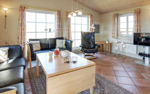 Karlina - 100M from the Sea: Meubilair, Interieur Ontwerp, Flooring, Bankstel, Verdieping, Plafond, Woonkamer, Kamer, Tafel