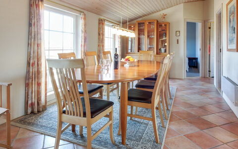 Karlina - 100M from the Sea: Meubilair, Flooring, Interieur Ontwerp, Verdieping, Hout, Houten Vloer, Plafond, Tafel, Eetkamer, Keuken En Eettafel