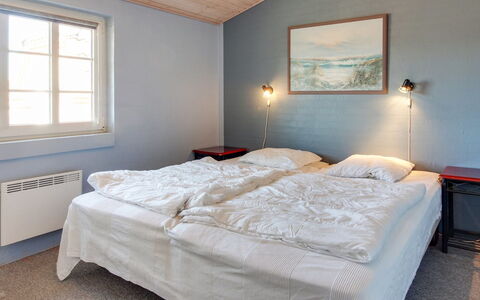 Karlina - 100M from the Sea: Slaapkamer, Bed, Laken, Bedding, Plafond, Interieur Ontwerp, Bed Frame, Verdieping, Linens, Kamer
