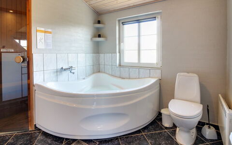 Karlina - 100M from the Sea: Flooring, Loodgieterswerkinrichting, Verdieping, Interieur Ontwerp, Bad, Badkamer, Plafond, Loodgieter, Kamer, Kraan