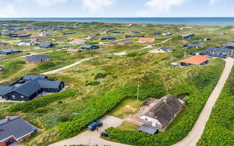 Pia - 400M from the Sea: Blauw, Struik, Verblijf, Groundcover, Tuin, Landgoed, Schaduw, Landscaping, Boerderij, Eco Hotel