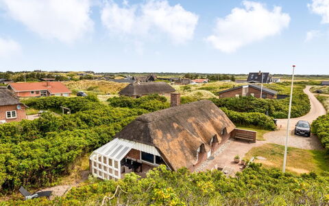 Pia - 400M from the Sea: Blauw, Struik, Verblijf, Groundcover, Tuin, Landgoed, Schaduw, Landscaping, Boerderij, Eco Hotel