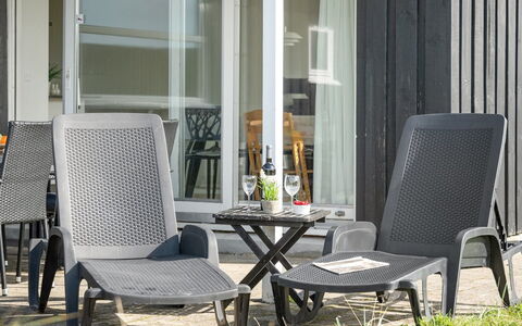 Geesche - 200M from the Sea: Meubilair, Interieur Ontwerp, Stoel, Flooring, Tafel, Toevlucht, Verdieping, Plafond, Kamer, Eco Hotel