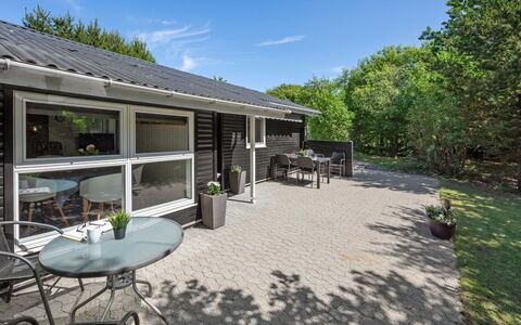 Sanni - 1.6Km from the Sea: Huis, Struik, Huis, Dak, Verblijf, Deur, Groundcover, Landgoed, Tuin, Veranda