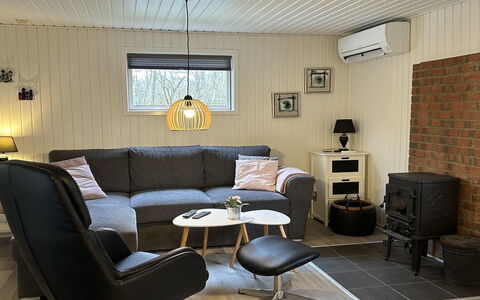 Sanni - 1.6Km from the Sea: Meubilair, Flooring, Woonkamer, Interieur Ontwerp, Bankstel, Verdieping, Huis, Kamer