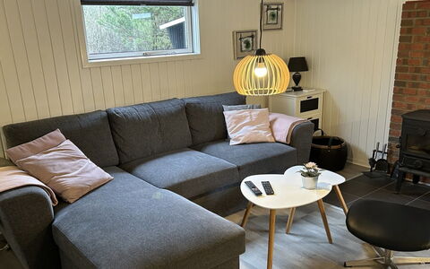 Sanni - 1.6Km from the Sea: Meubilair, Flooring, Verdieping, Interieur Ontwerp, Bankstel, Woonkamer, Houten Vloer, Kamer, Hoofdkussen