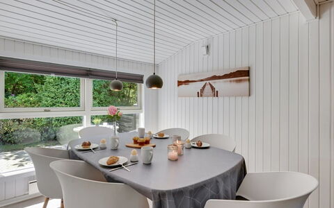 Sanni - 1.6Km from the Sea: Meubilair, Interieur Ontwerp, Flooring, Hout, Plafond, Tafel, Stoel, Keuken En Eettafel, Eetkamer, Lichte Inrichting