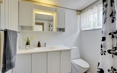 Sanni - 1.6Km from the Sea: Loodgieterswerkinrichting, Badkamerkast, Wastafel, Interieur Ontwerp, Badkamer, Flooring, Wastafel In De Badkamer, Kraan, Verdieping, Loodgieter