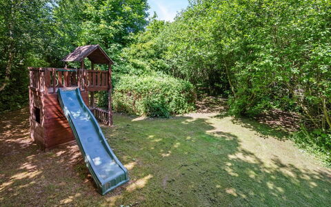 Sanni - 1.6Km from the Sea: Dia Van De Speelplaats, Hout, Tuin, Speeltoestel, Schaduw, Chute, Speelplaats, Park, Backyard, Werf