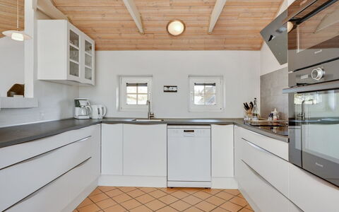 Hinrich - 300M from the Sea: Keuken, Countertop, Flooring, Interieur Ontwerp, Hout, Cabinetry, Plafond, Verdieping, Toestel Van De Keuken, Major Appliance