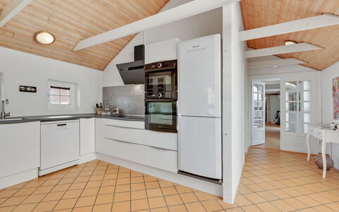 Hinrich - 300M from the Sea: Flooring, Interieur Ontwerp, Plafond, Hout, Verdieping, Keuken, Countertop, Meubilair, Cabinetry, Kamer
