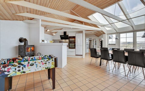 Hinrich - 300M from the Sea: Flooring, Verdieping, Interieur Ontwerp, Hout, Plafond, Meubilair, Stoel, Houten Vloer, Kamer, Keuken