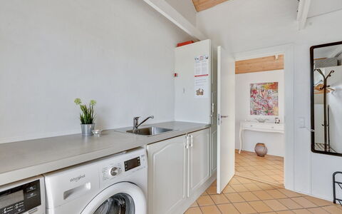 Hinrich - 300M from the Sea: Flooring, Interieur Ontwerp, Verdieping, Major Appliance, Wasmachine, Plafond, Keuken, Countertop, Kamer, Loodgieterswerkinrichting