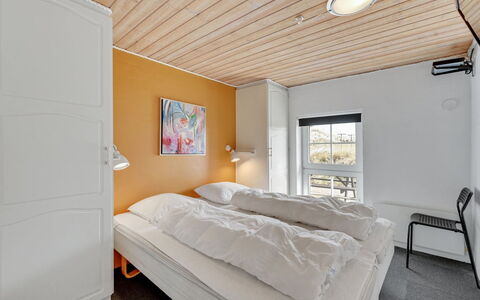 Hinrich - 300M from the Sea: Slaapkamer, Bed, Bed Frame, Laken, Plafond, Bedding, Beits, Hardwood, Hotel, Hoofdkussen