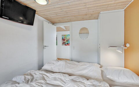 Hinrich - 300M from the Sea: Interieur Ontwerp, Slaapkamer, Muur, Bed, Flooring, Verdieping, Hout, Plafond, Laken, Meubilair