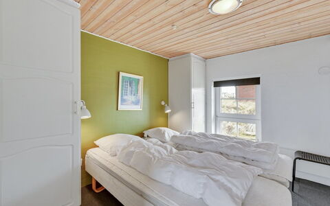 Hinrich - 300M from the Sea: Interieur Ontwerp, Muur, Slaapkamer, Plafond, Bed, Hout, Flooring, Verdieping, Laken, Kamer