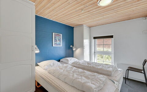 Hinrich - 300M from the Sea: Muur, Slaapkamer, Hout, Plafond, Interieur Ontwerp, Bed, Laken, Bedding, Verdieping, Bed Frame