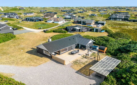 Hillevi - 200M from the Sea: Meubilair, Interieur Ontwerp, Stoel, Flooring, Tafel, Toevlucht, Verdieping, Plafond, Kamer, Eco Hotel