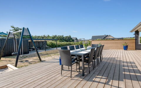 Hillevi - 200M from the Sea: Meubilair, Interieur Ontwerp, Stoel, Flooring, Tafel, Toevlucht, Verdieping, Plafond, Kamer, Eco Hotel