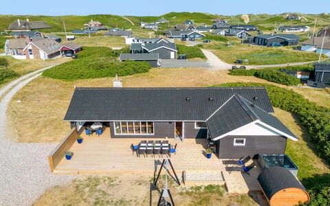 Hillevi - 200M from the Sea: Meubilair, Interieur Ontwerp, Stoel, Flooring, Tafel, Toevlucht, Verdieping, Plafond, Kamer, Eco Hotel