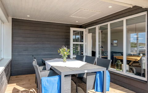 Hillevi - 200M from the Sea: Meubilair, Interieur Ontwerp, Stoel, Flooring, Tafel, Toevlucht, Verdieping, Plafond, Kamer, Eco Hotel