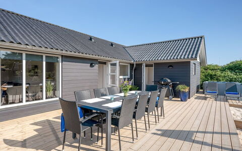 Hillevi - 200M from the Sea: Meubilair, Interieur Ontwerp, Stoel, Flooring, Tafel, Toevlucht, Verdieping, Plafond, Kamer, Eco Hotel