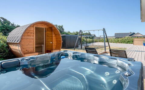 Hillevi - 200M from the Sea: Meubilair, Interieur Ontwerp, Stoel, Flooring, Tafel, Toevlucht, Verdieping, Plafond, Kamer, Eco Hotel