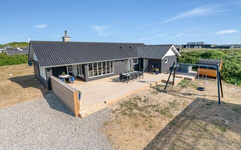 Hillevi - 200M from the Sea: Meubilair, Interieur Ontwerp, Stoel, Flooring, Tafel, Toevlucht, Verdieping, Plafond, Kamer, Eco Hotel