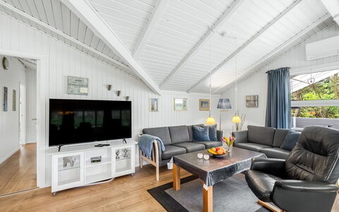 Penka - 550M to the Fjord: Meubilair, Bankstel, Interieur Ontwerp, Plafond, Hout, Flooring, Woonkamer, Verdieping, Houten Vloer, Huis