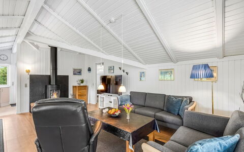 Penka - 550M to the Fjord: Bankstel, Interieur Ontwerp, Plafond, Meubilair, Hout, Flooring, Verdieping, Woonkamer, Huis, Kamer