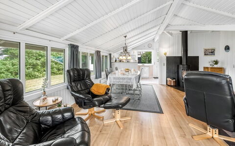 Penka - 550M to the Fjord: Interieur Ontwerp, Hout, Plafond, Meubilair, Bankstel, Flooring, Verdieping, Huis, Woonkamer, Houten Vloer