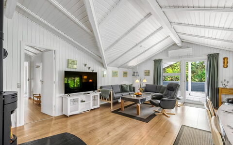 Penka - 550M to the Fjord: Plafond, Interieur Ontwerp, Flooring, Verdieping, Houten Vloer, Woonkamer, Verblijf, Hardwood, Bankstel, Laminaatvloer