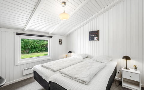 Penka - 550M to the Fjord: Slaapkamer, Plafond, Huis, Bed, Bedding, Bed Frame, Laken, Ontwerp, Lichte Inrichting, Hardwood