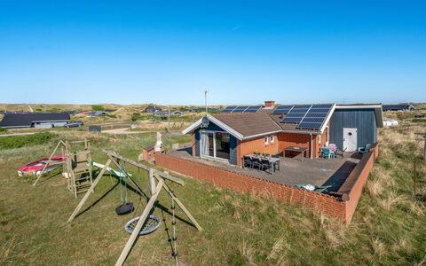 Fia - from the Sea: Gras, Huis, Dak, Huis, Verblijf, Struik, Land Lot, Landelijk Gebied, Boerderij, Groundcover