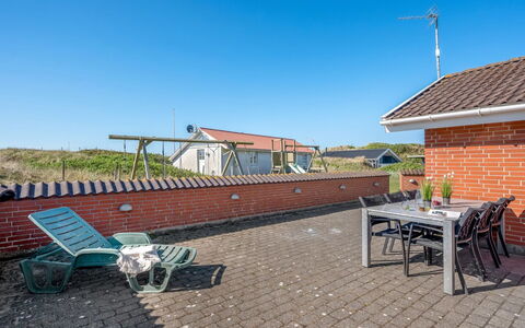 Fia - from the Sea: Gras, Huis, Dak, Huis, Verblijf, Struik, Land Lot, Landelijk Gebied, Boerderij, Groundcover