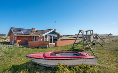 Fia - from the Sea: Gras, Huis, Dak, Huis, Verblijf, Struik, Land Lot, Landelijk Gebied, Boerderij, Groundcover