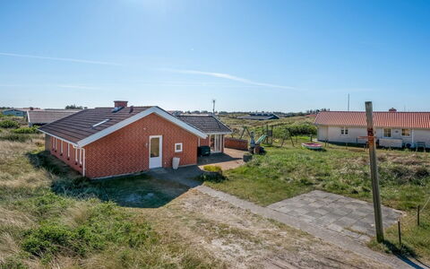 Fia - from the Sea: Gras, Huis, Dak, Huis, Verblijf, Struik, Land Lot, Landelijk Gebied, Boerderij, Groundcover