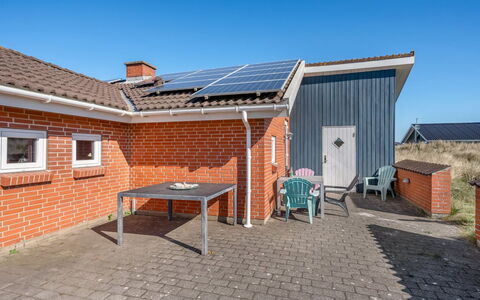 Fia - from the Sea: Gras, Huis, Dak, Huis, Verblijf, Struik, Land Lot, Landelijk Gebied, Boerderij, Groundcover