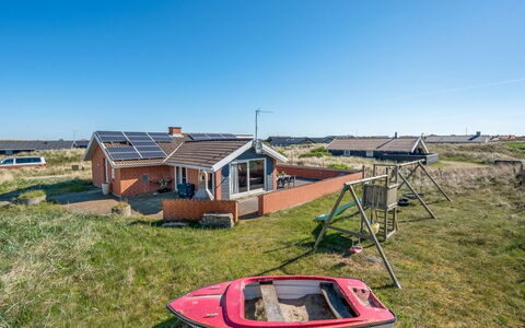 Fia - from the Sea: Gras, Huis, Dak, Huis, Verblijf, Struik, Land Lot, Landelijk Gebied, Boerderij, Groundcover